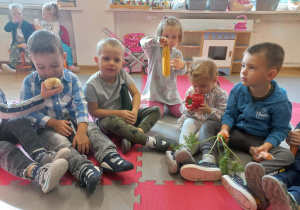 dzieci oglądaja jesienne warzywa